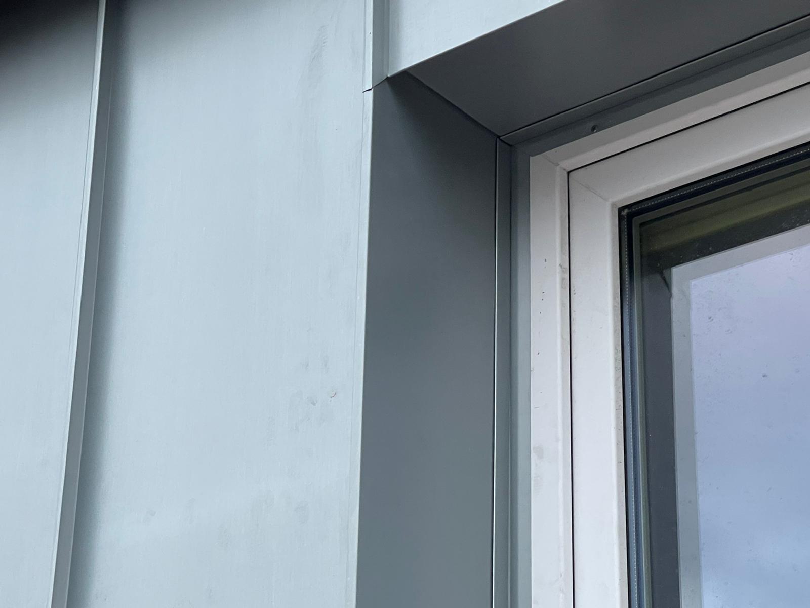 Stehfalz um Dachfenster